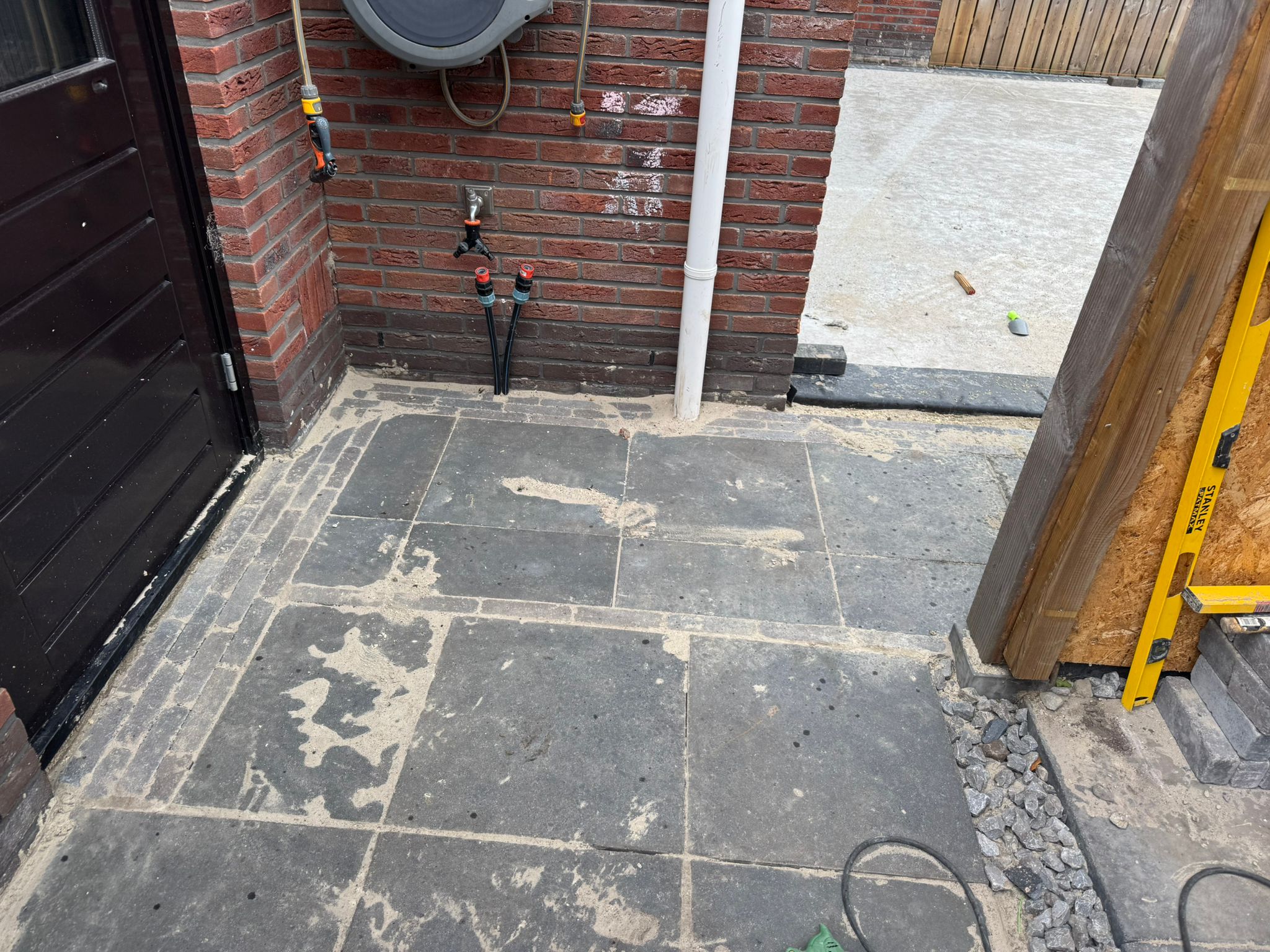 Straatwerk in de tuin tijdens afwerking