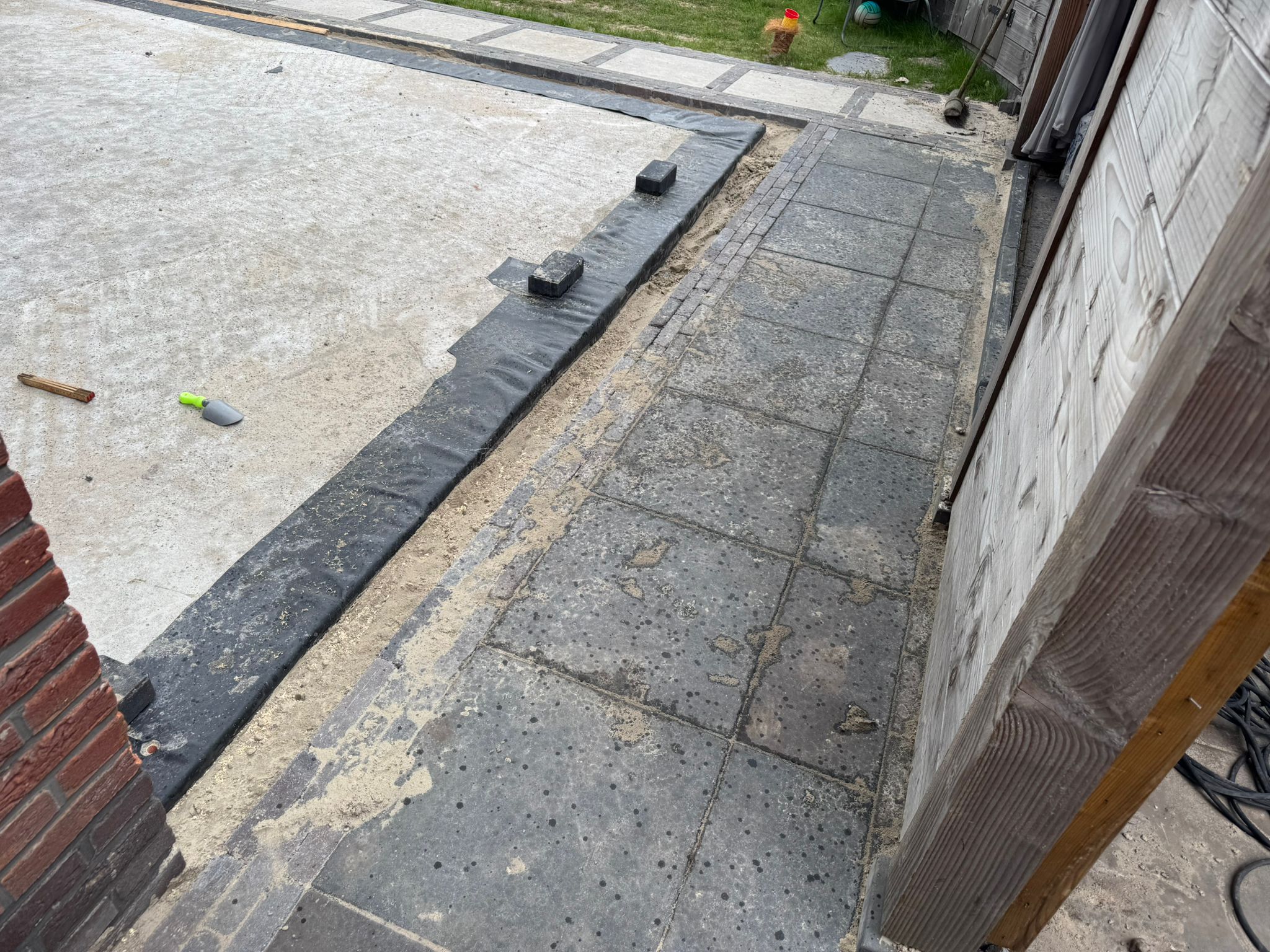 Professioneel gelegd straatwerk in achtertuin