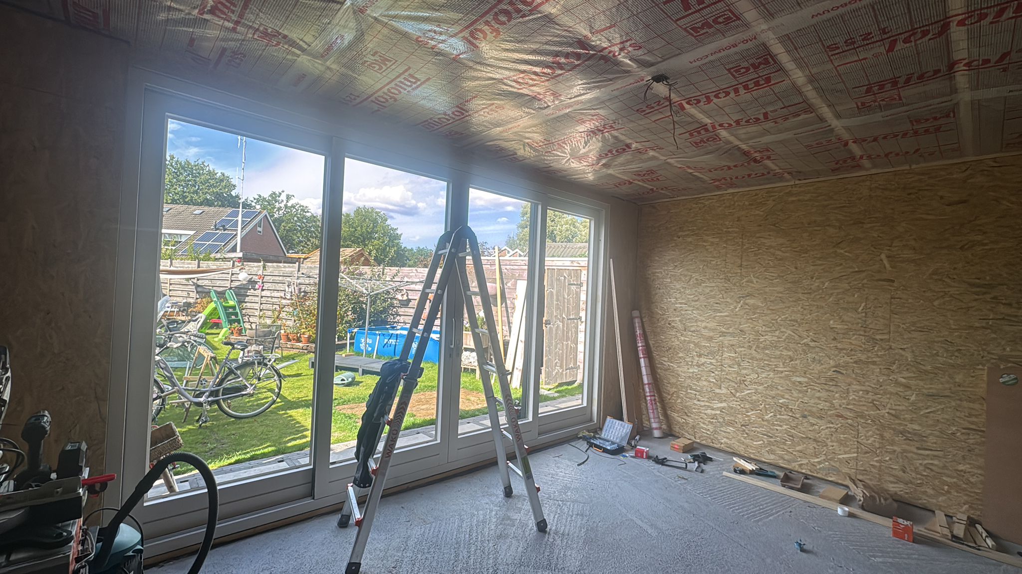 Binnenzijde uitbouw met schuifpui en isolatie door JM Totaalwerk