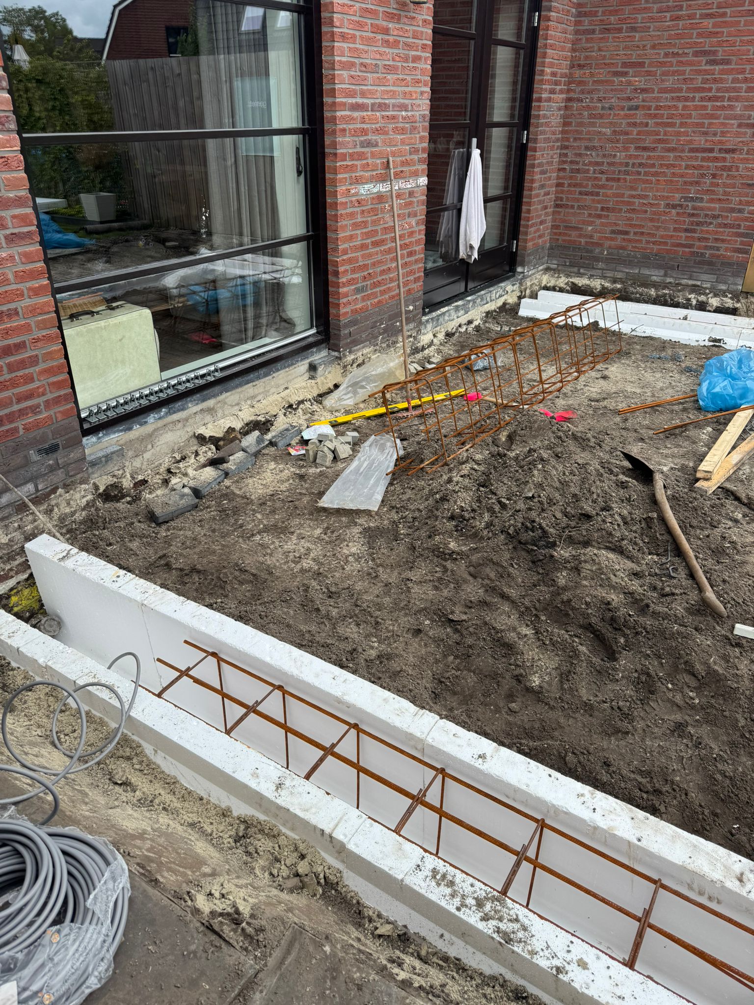 Binnenzijde aanbouw met grote glazen schuifpuien