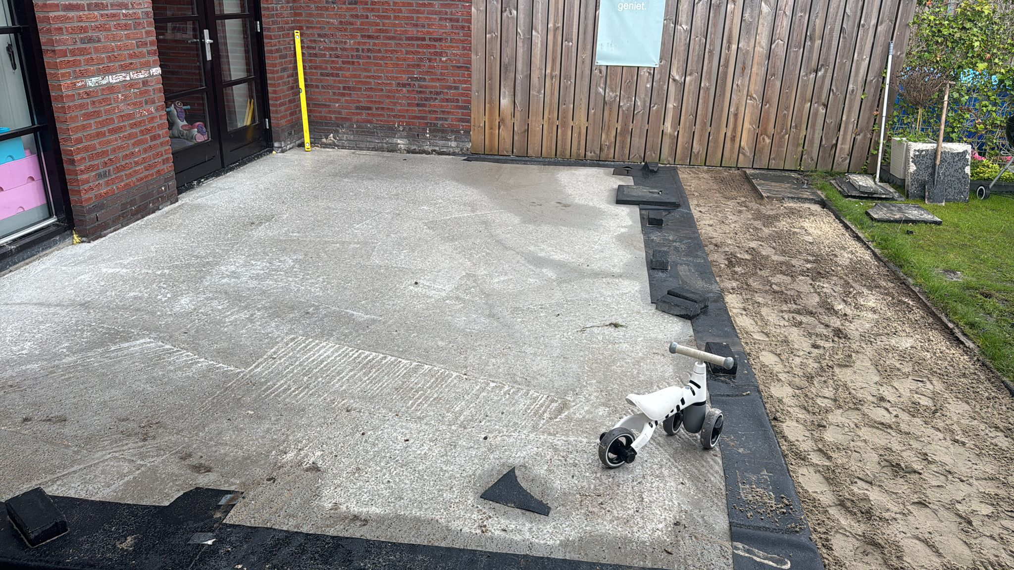 Moderne uitbouw met houten details en schuifpui