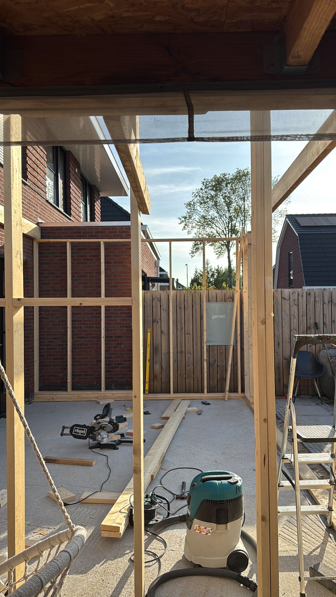 Moderne aanbouw met grote glazen schuifpui