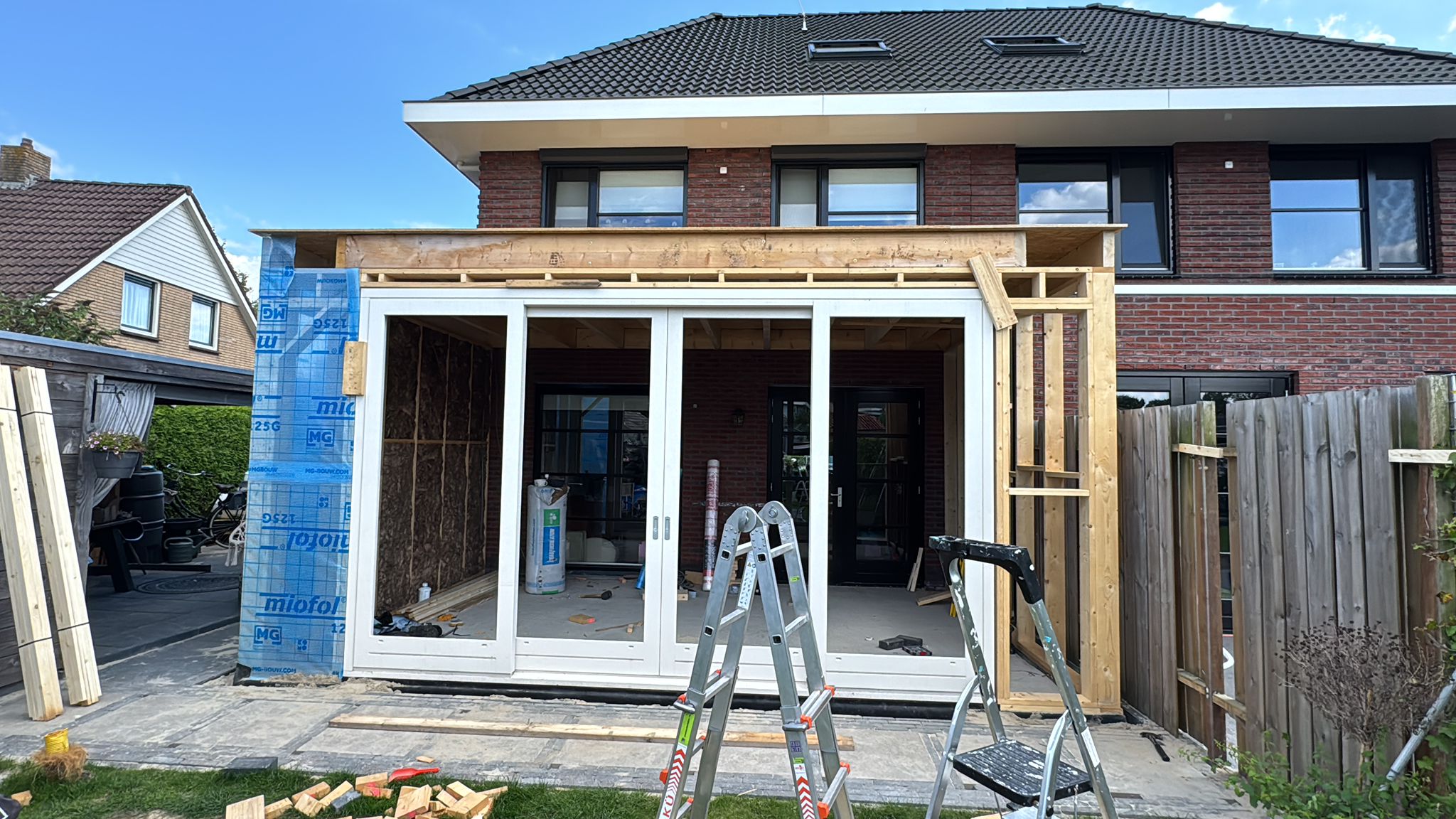 Uitbouw met schuifpui en moderne afwerking door JM Totaalwerk